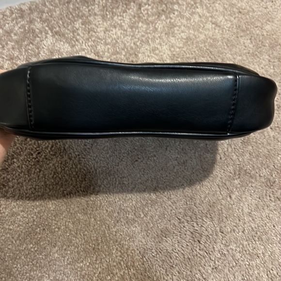 URBAN EXPRESSIONS Scrunched Shoulder Bag in Black with crossbody strap - Picture 6 of 6